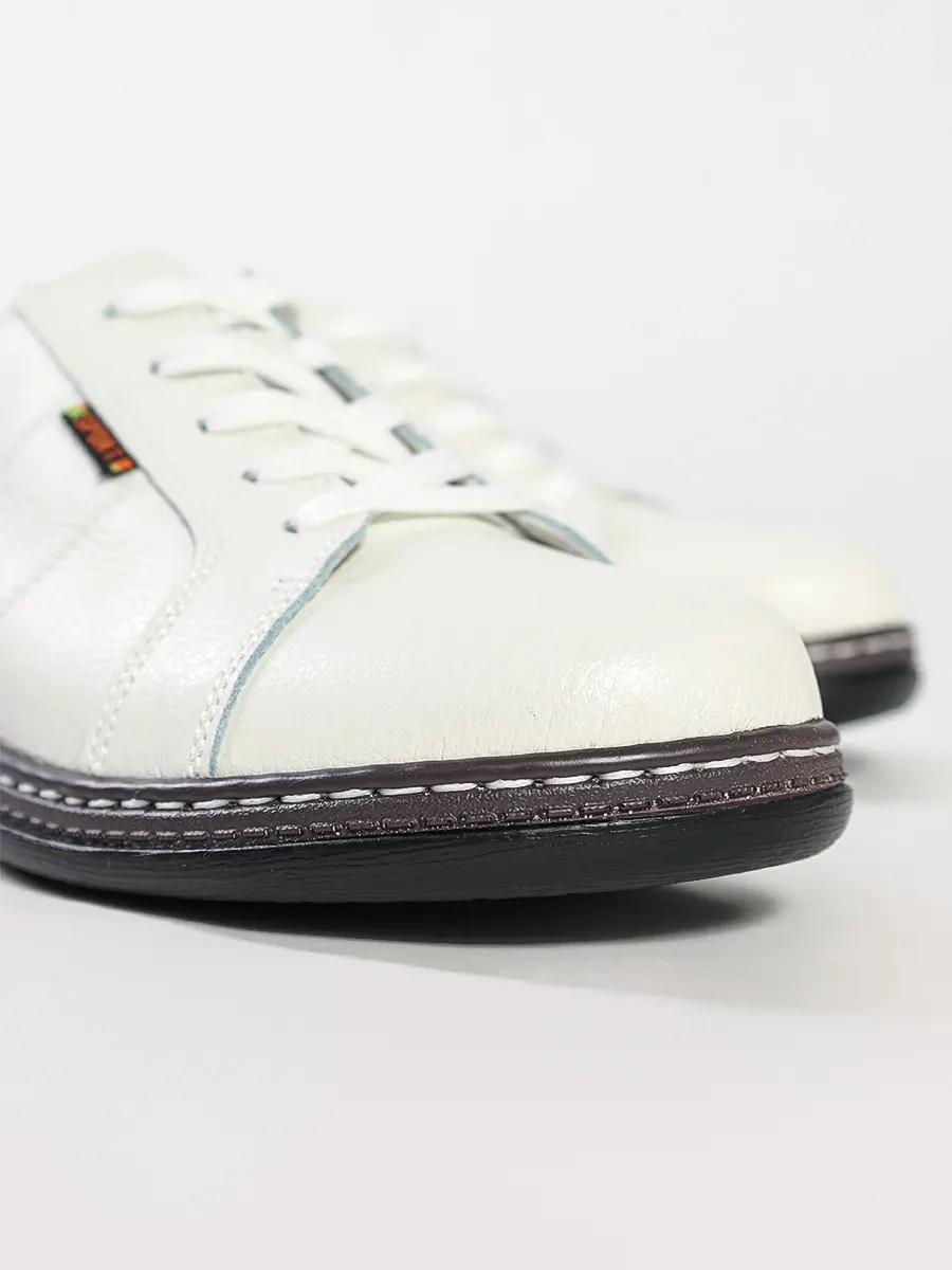 Туфли белого цвета со шнуровкой